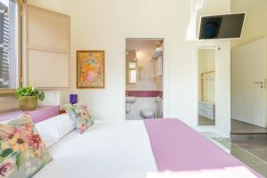 a bedroom with a large white bed in a room at Temple View FCollection Superior Relais in Rome