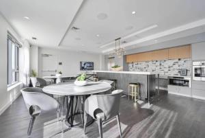 a kitchen and dining room with a table and chairs at Central Serene Condo King Bed by MIT Harvard GYM in Cambridge