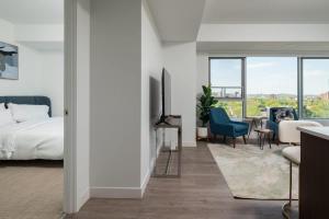 a bedroom with a bed and a table and chairs at Central Serene Condo King Bed by MIT Harvard GYM in Cambridge
