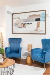波士顿Back-Bay Upscale Central Condo Bos Common Downtown的客厅里有两把蓝色椅子和一张桌子