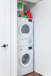 波士顿Back-Bay Upscale Central Condo Bos Common Downtown的配有洗衣机和烘干机的洗衣房 更多45张照片