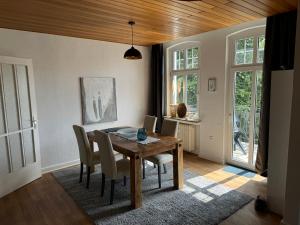 a dining room with a wooden table and chairs at Zentral gelegene 3 Zimmerwohnung mit zwei Schlafzimmern ideal für Monteure in Bad Oeynhausen