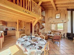 eine Küche und ein Esszimmer mit einem Tisch in einer Hütte in der Unterkunft Chalet individuel avec garage, terrasse, buanderie et cuisine équipée - FR-1-560-149 in Sallanches
