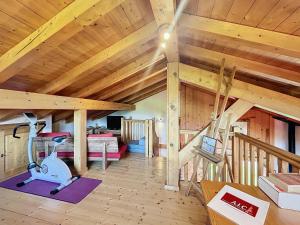 Zimmer mit einem Fitnessraum und Holzdecken in der Unterkunft Chalet individuel avec garage, terrasse, buanderie et cuisine équipée - FR-1-560-149 in Sallanches