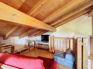 ein Wohnzimmer mit Sofa und Fernseher in der Unterkunft Chalet individuel avec garage, terrasse, buanderie et cuisine équipée - FR-1-560-149 in Sallanches
