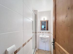 ein weißes Badezimmer mit Waschbecken und Spiegel in der Unterkunft Chalet individuel avec garage, terrasse, buanderie et cuisine équipée - FR-1-560-149 in Sallanches + 18 Fotos