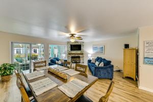 Sjónvarps- og/eða afþreyingartæki á 2 Mi to Rehoboth Beach Home with Sunroom!