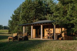 NemeikšiaiTerra Gratia - namukas Išminčius的凉亭,带桌椅的田野