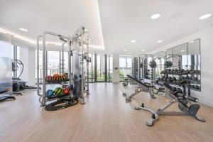 een sportschool met loopbanden en crosstrainers bij Upscale Penthouse near MIT Harvard Central Square in Cambridge