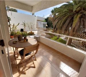 a patio with a table and chairs on a balcony at Buenas Flores Tenerife in Costa Del Silencio