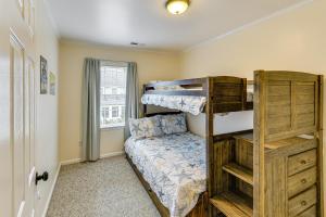 Rúm í herbergi á 2 Mi to Rehoboth Beach Home with Sunroom!