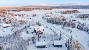 an aerial view of a village in the snow at Pitkäkuusen Helmi in Äkäslompolo