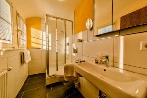 Koupelna v ubytování Hotel Sonneneck Titisee -Adults Only-