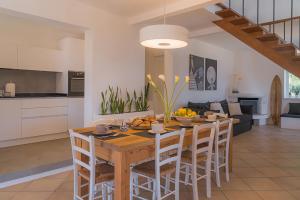 A kitchen or kitchenette at La Guardiola - Capo Perla