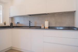 A kitchen or kitchenette at La Guardiola - Capo Perla