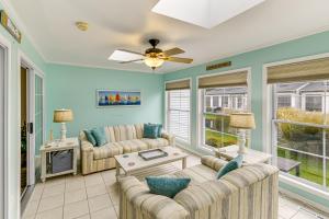 Setusvæði á 2 Mi to Rehoboth Beach Home with Sunroom!