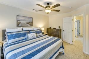 Rúm í herbergi á 2 Mi to Rehoboth Beach Home with Sunroom!