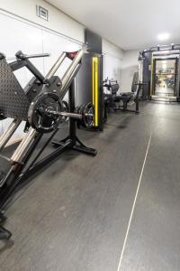 a gym with several treadmills and machines at PALMAS EXPERIENCE - APARTAMENTO CONTEMPORÂNEO, vista serra, na quadra do shopping in Palmas