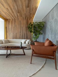 a living room with a couch and a table at PALMAS EXPERIENCE - APARTAMENTO CONTEMPORÂNEO, vista serra, na quadra do shopping in Palmas