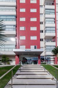 a red building with stairs in front of it at PALMAS EXPERIENCE - APARTAMENTO CONTEMPORÂNEO, vista serra, na quadra do shopping in Palmas
