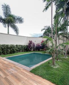 a swimming pool in the yard of a house at PALMAS EXPERIENCE - APARTAMENTO CONTEMPORÂNEO, vista serra, na quadra do shopping in Palmas