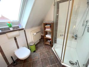 a small bathroom with a shower and a toilet at Doppelzimmer, eigenes Bad, stadtnahe, ruhig, Airport nahe! in Bönningstedt
