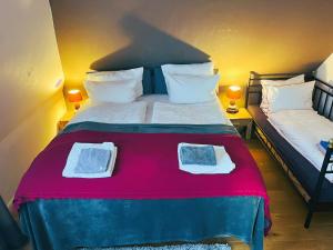 a bedroom with a large bed with two twin beds at Doppelzimmer, eigenes Bad, stadtnahe, ruhig, Airport nahe! in Bönningstedt