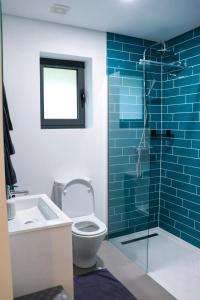 Vannituba majutusasutuses Welcoming house with pool in Lomba