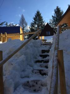 Obiekt Chatka z sauną nad rzeką zimą