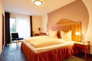 Ένα ή περισσότερα κρεβάτια σε δωμάτιο στο Schwarzwald Lodge Rothaus +51 φωτογραφίες