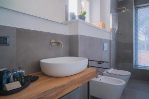 A bathroom at La Guardiola - Capo Perla