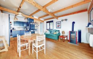 Η κουζίνα ή μικρή κουζίνα στο 2 Bedroom Cozy Home In Ault