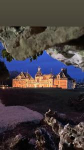 a view of a large building at night at La "Suite" du Château de Chevigny-en-Valière comprenant deux chambres séparées, située à 12 minutes de la célèbre ville de Beaune in Chevigny-en-Valière