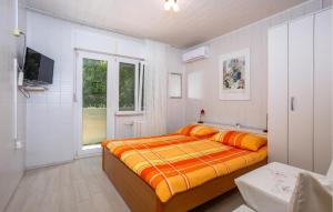 Giường trong phòng chung tại Beautiful Apartment In Silo With Wifi