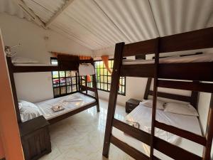 a room with two bunk beds and a window at Villa Gloria - Carmen de Apicalá in San Antonio