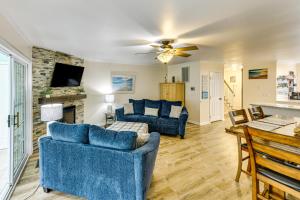 Sjónvarps- og/eða afþreyingartæki á 2 Mi to Rehoboth Beach Home with Sunroom!