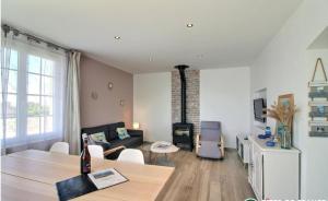 ein Wohnzimmer mit Sofa und Tisch in der Unterkunft Maison proche du Phare de Trézien vue mer in Plouarzel