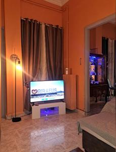 TV a/nebo společenská místnost v ubytování Horizon view apartment port of Piraeus