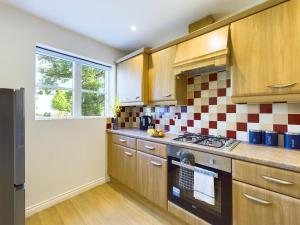 Dapur atau dapur kecil di Signature Stays Accommodation - Cheltenham - Large 4 Bed House With Parking - Racecourse Accommodation