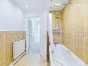 Bilik mandi di Signature Stays Accommodation - Cheltenham - Large 4 Bed House With Parking - Racecourse Accommodation +27 gambar
