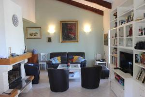 un salon avec un canapé et une télévision dans l'établissement Villa spacieuse à Saint-Florent avec piscine, à Saint-Florent