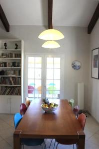 une table de salle à manger avec un bol de fruits dessus dans l'établissement Villa spacieuse à Saint-Florent avec piscine, à Saint-Florent