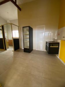 an empty room with a kitchen and a counter at Pousada Morada do Sol in Caraguatatuba