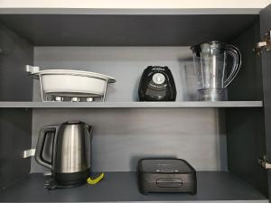 uma prateleira de cozinha com vários electrodomésticos em RIO BEM-ESTAR CONFORTO e LOCALIZAÇÃO no Rio de Janeiro