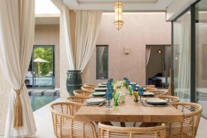 a dining room with a table and chairs at Villa Netumia in Marrakesh