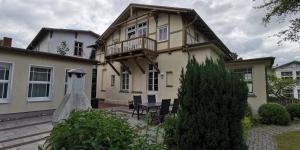Das Gebäude in dem sich das Ferienhaus befindet