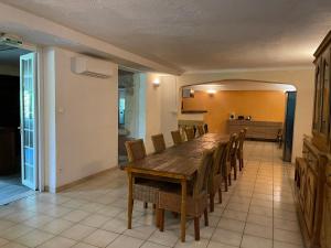 a dining room with a wooden table and chairs at Belle rivière en Cévennes in Corbés