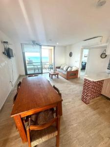 Una sala de estar con una mesa de madera y un sofá. en Hopel 4, en Cancún