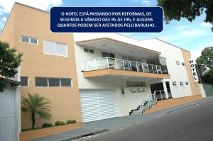 una casa con un cartel delante en Cristal Palace Inn, en Lins