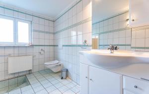 ein weißes Badezimmer mit Waschbecken und Toilette in der Unterkunft Achtern in Heringsdorf